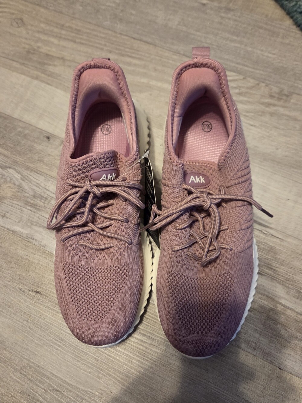 NWT Womens Size 8 AKK Sneakers